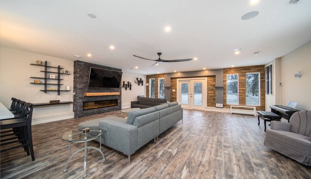 Henderson Homestead on 3 acres - 3 Bed Pet Friendly East St Paul Sleeps 6-10!