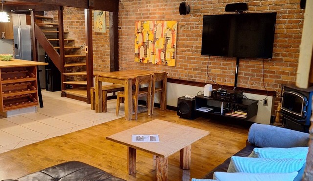 Heritage Gastown Loft w/Hot Tub & Steam Room