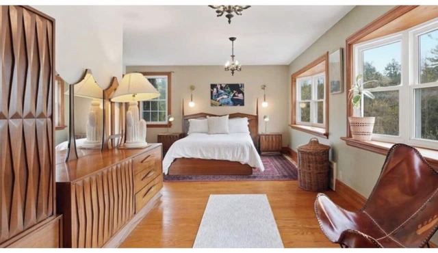 “Hidden Gem w/ Natural swimming Pond, Creek & Forest”