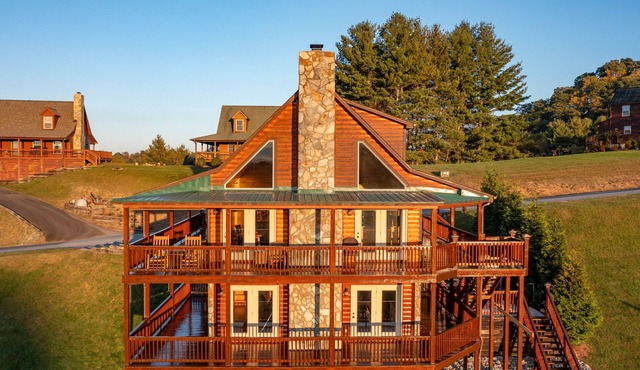 High Country Cabin - Best VIEWS abound! See NC/TN/VA mountains from all levels!