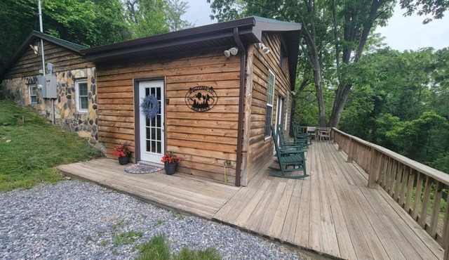 High Ridge Cabin with Hot Tub, Starlink Wi-Fi & Whole-House Generator