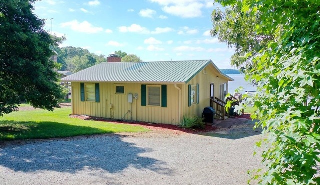 High Rock Lake Get-A-Way. Waterfront & private pier!