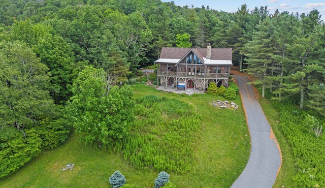 Highland Mist Pet Friendly, Beautiful Views, Hot Tub, Game Tables, Winery Close by