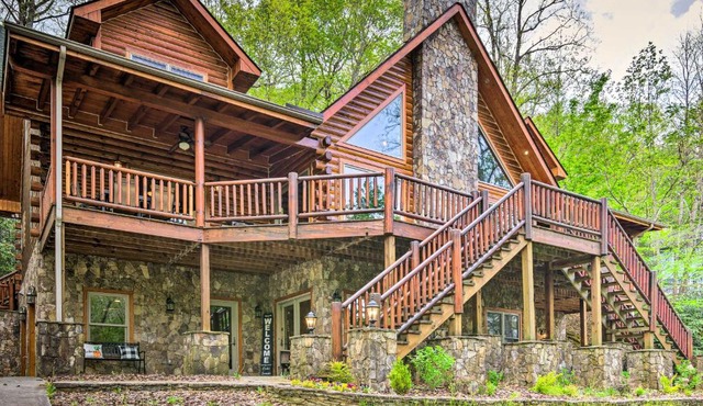 Hike, Fish & Golf: Burnsville Retreat w/Deck!