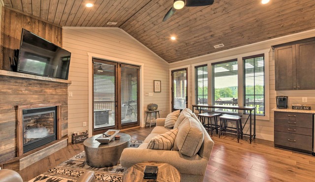 Hike, Ski & More! Pet-Friendly Home in Glenville