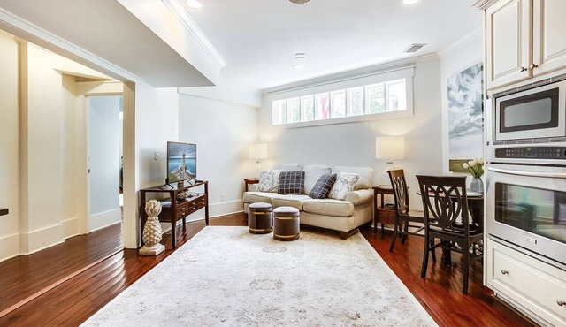 Historic District: 2BR/2BA w/Parking, Near the Battery & Colonial Lake