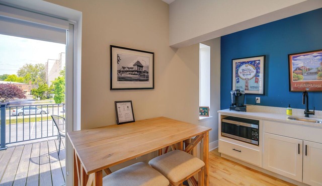 Historic Downtown Bristol Loft - Free Parking