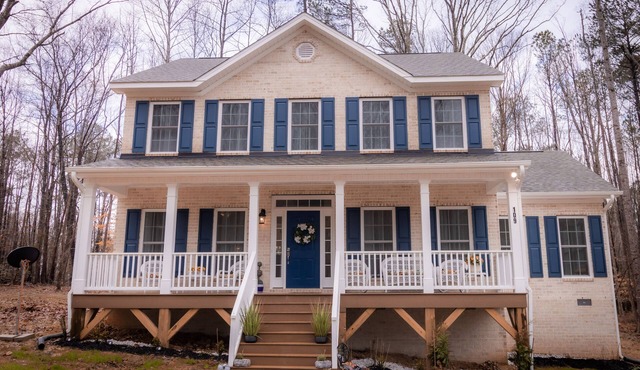 HOME AWAY FROM HOME/2 -story modern farmhouse at Lake Gaston /HOT TUB AUG 1