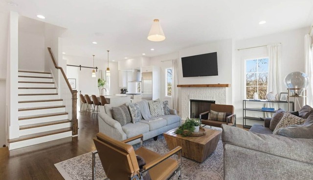 Home Near Vanderbilt & Belmont with Garage + Pool Table