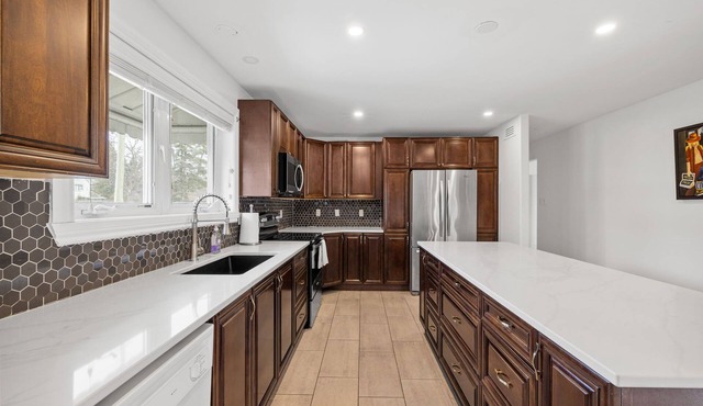Home w hot tub/4 beds/4 car parking/1845 sq. ft.