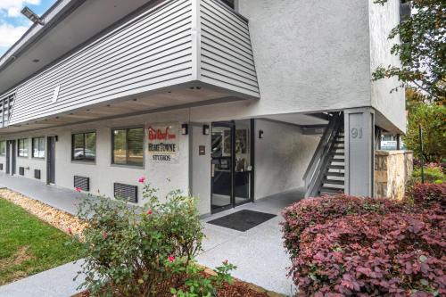 HomeTowne Studios by Red Roof Greenville