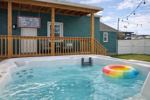Honeybee Bungalow with Hot Tub