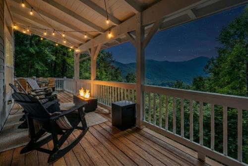 Honeysuckle Mountain Retreat - Year-Round View! HotTub!