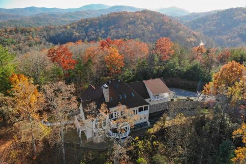 Hot Tub, Arcade & Casino! Blue Ridge Mtn Mansion