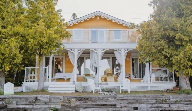 Hot Tub Waterfront Cottage - Near Sauble beach