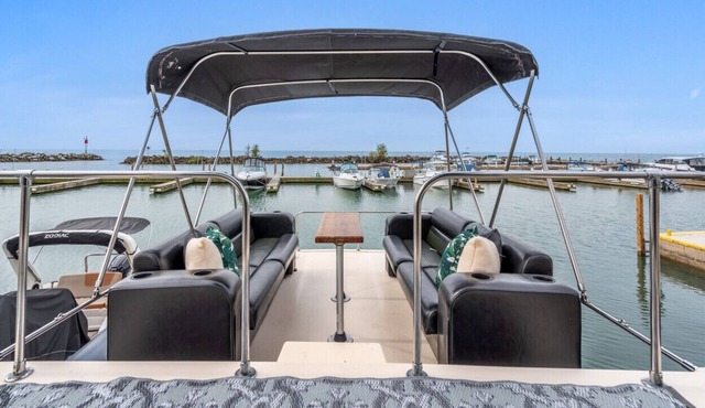 Houseboat, Beach and Harbour Retreat