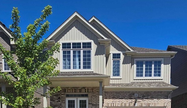 Huge Home/9 Beds 3.5 WR/Sleeps 20+/75"TV/Reunions/Events/Main floor Bedroom