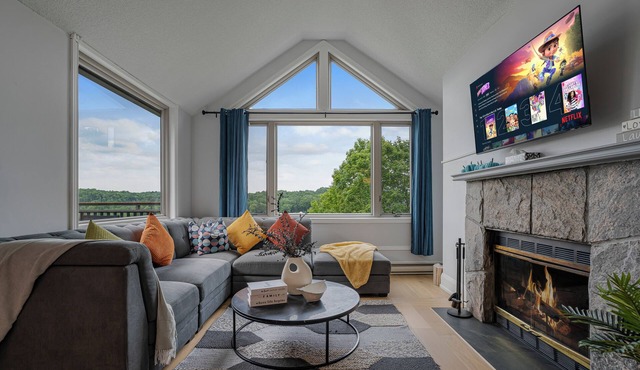 Huntsville Lakeview Retreat | Jacuzzi & Games