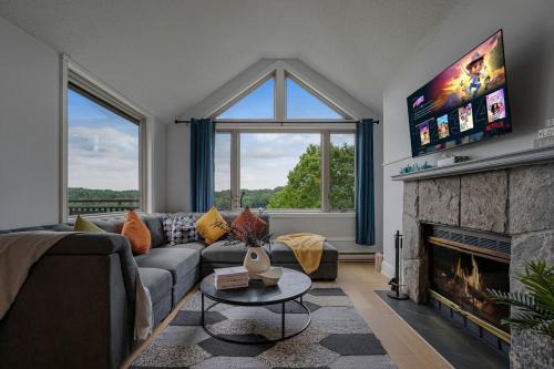 Huntsville Lakeview Retreat with Jacuzzi & Games