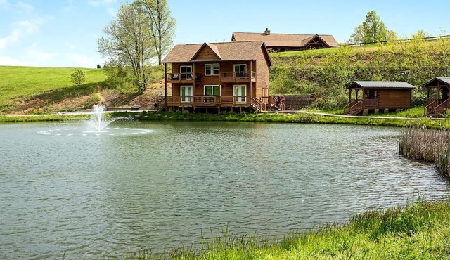 Incredible Waterfront Cabin for a Peaceful Family Getaway near Purlear, North Carolina