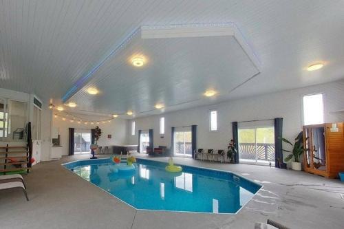Indoor POOL Hot Tub Sauna at the Blue Haven