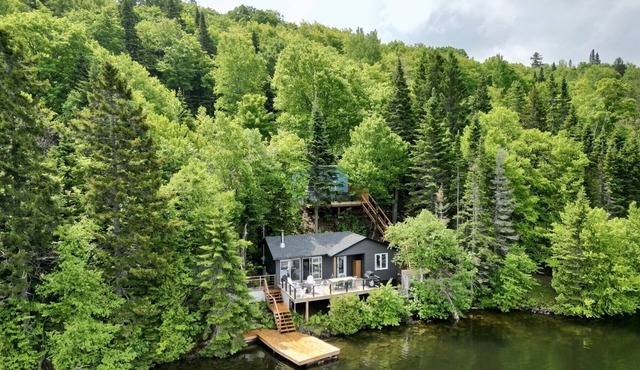 Intimate mini chalet. Lakeside.