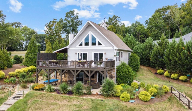 Island Point Escape on Lake Wylie! Designer Lakefront House, Sleeps 10+