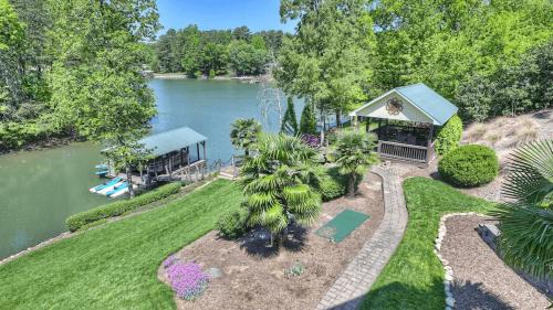 Jakes Lake House by AvantStay