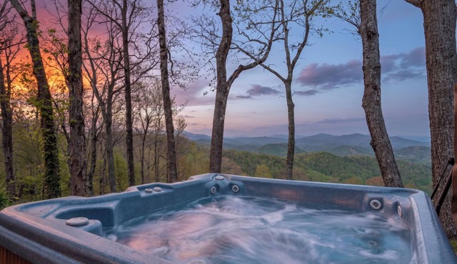 July & August Special ~ Mtn Views, Hot Tub+Fire Pit, WiFi, Fireplace, Grill!