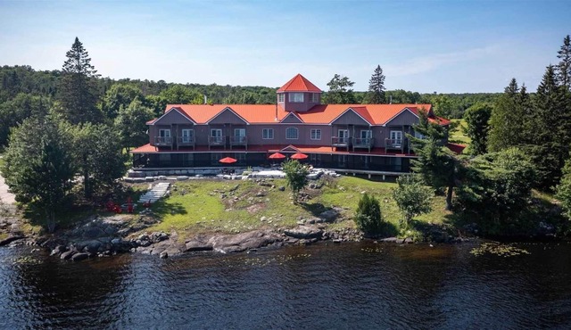 Just North of Muskoka. Enjoy a Hallmark Muskoka Experience at UBER LUXE RETREAT
