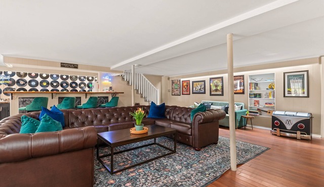 Karaoke Lounge · 4BR Sleeps 9 · Dog-Friendly