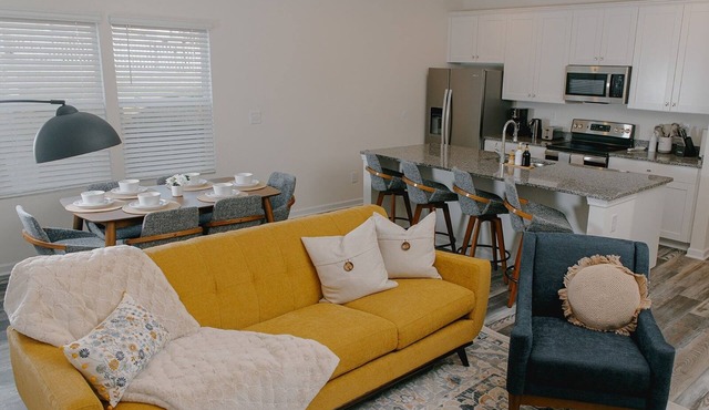 Kasita Cornelius East- Free Parking- 3 beds- Modern and Pristine