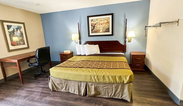 King Bed Smoking with Kitchenette