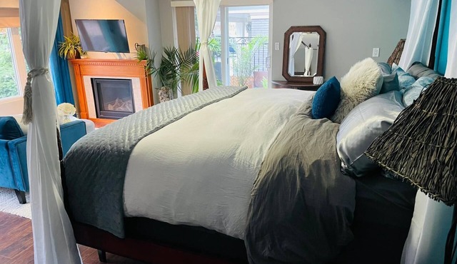 King Comfort Meets Style Lia’s Designer Retreat by the Lake Oakville Stay