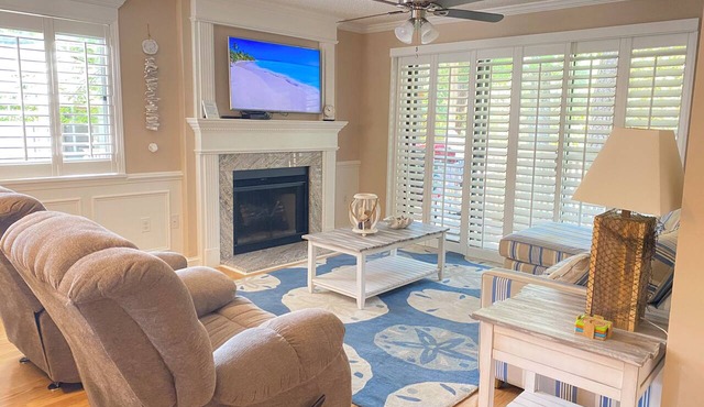 Kingston Resort: Ground floor, 7 min walk to beach, two decks