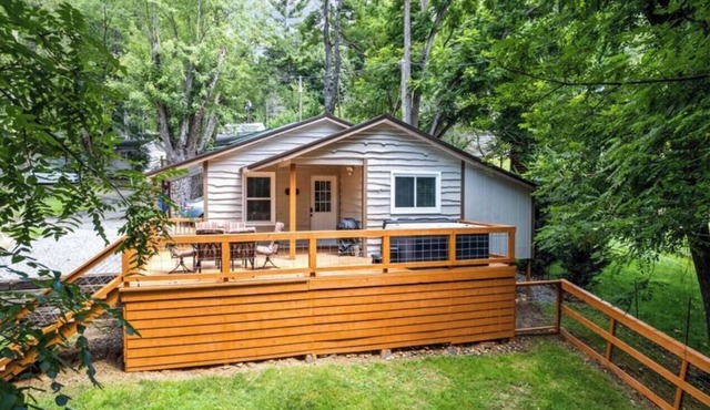Knotty Pine Cottage-Cozy, Hot Tub, Pet Friendly!