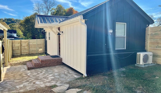KNOX Downtown~ Cheerful Tiny House!