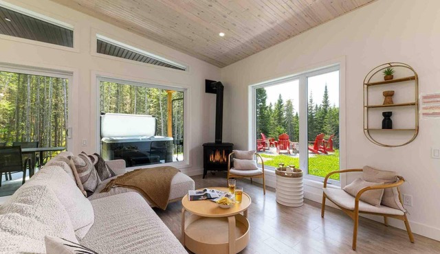 La Charlebois 24: Forest Views, Hot Tub & Patio