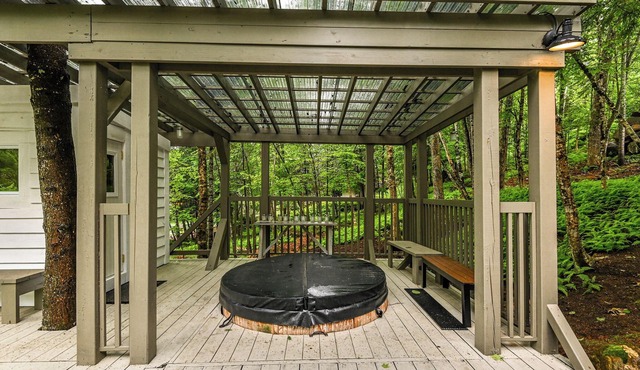 La Maison Blanche | Hot Tub & Sauna | Pool Table, Fire Pit & Close to Resort