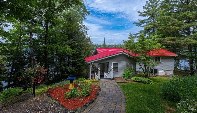 Lake Cottage of your Dreams!
