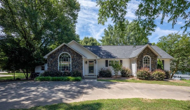 Lake Front Home on Lake Tillery! Huge yard and plenty of parking!