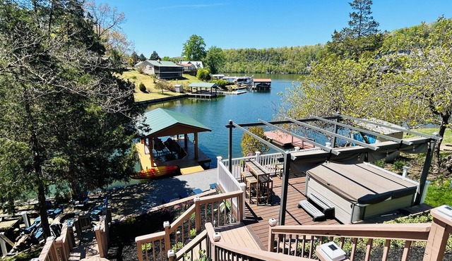 Lake front, Hot Tub, Fire Pit, Dock and much more!