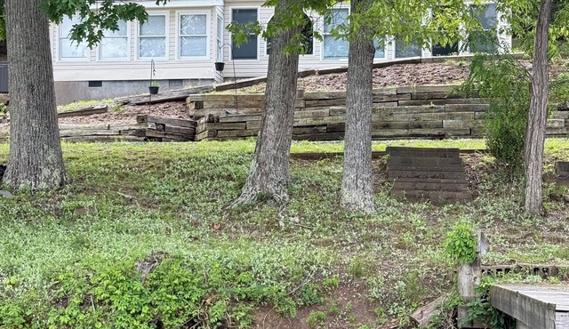 Lake front,quiet location,yet close to all Hickory shopping,parks,hospitals, LRU