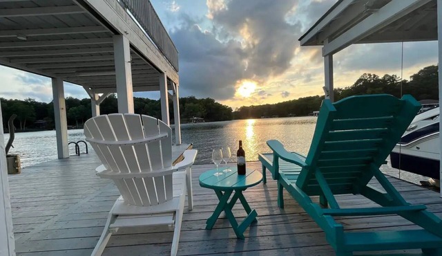 Lake Gaston Waterfront-FirePit, Dock, Sundeck, Kayaks, SUP, PingPong,Has it ALL!