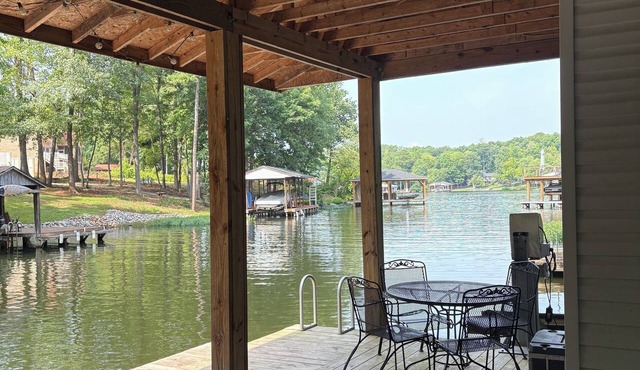 Lake Gaston Waterfront Retreat 3BR 2BA in Bracey VA