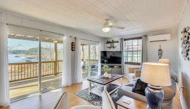 Lake Haven on Lake Hartwell: Home w/Hot Tub!