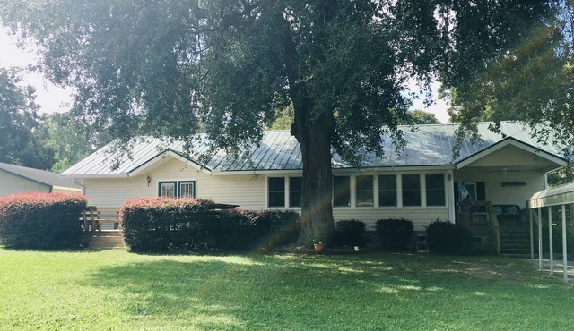 Lake Home walking distance to Marina and 2 more boat landings within a Mile!