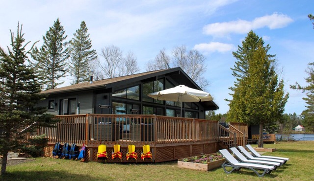 Lake House Chalet, Laurentides, Pet Friendly, Waterfront, Beach, Private, Luxury