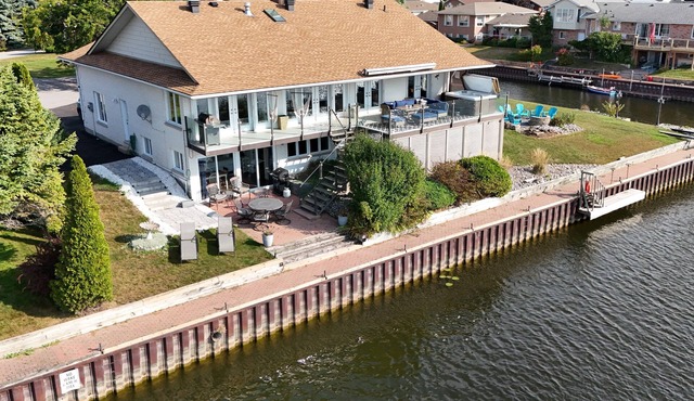 Lake House w/Hot tub, Boat Slip, Pool Table and Fire pit - 5 min to beach!