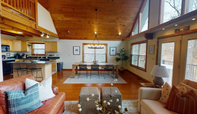 Lake Keowee Cabin: Peaceful and Bright